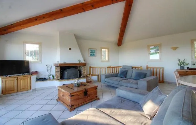Vue En Résidence Avec Piscine